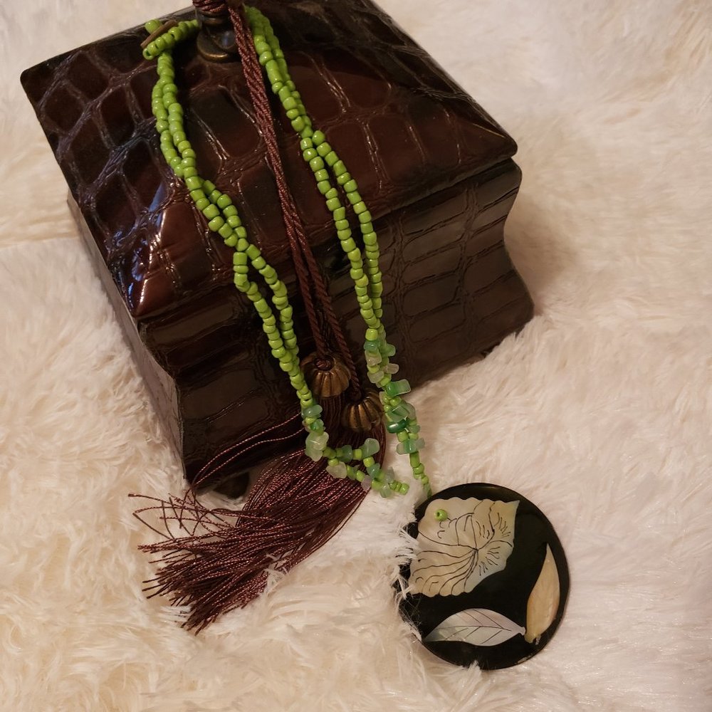 BRAND NEW ** GORGEOUS SHELL NECKLACE W/ MOTHER OF PEARL